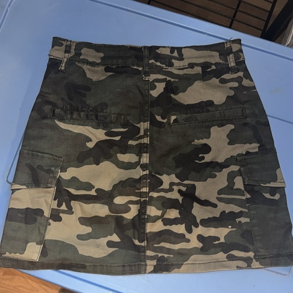 Forever 21 Camo skirt - Picture 2 of 3